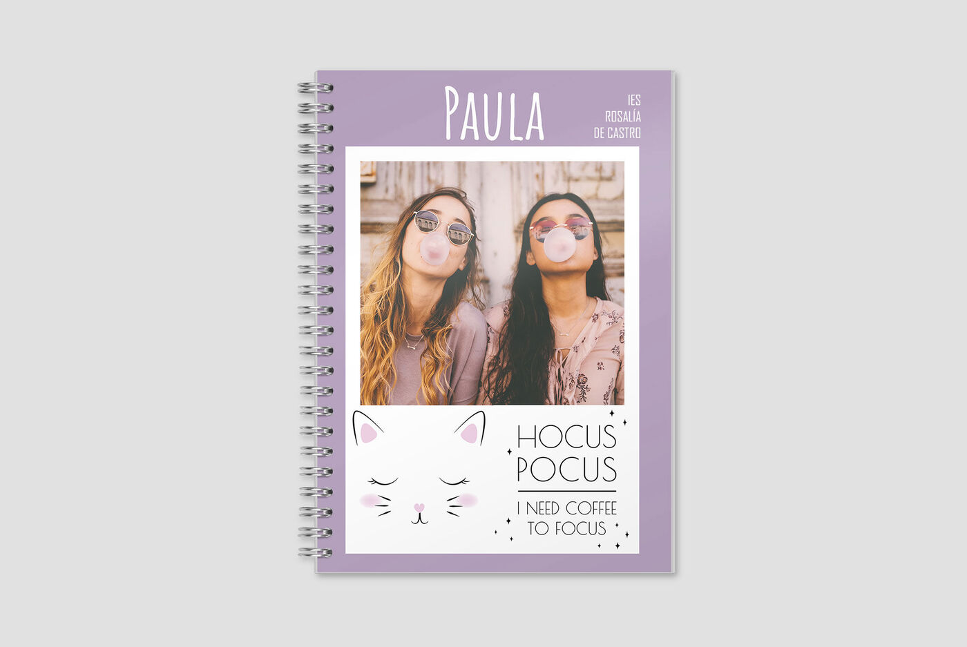 Un cuaderno creativo con un diseño de gato que dice 'Necesito café para concentrarme'