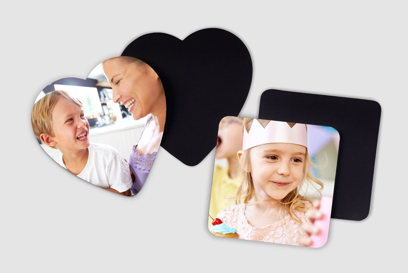 Dos tarjetas fotográficas en forma de corazón y una cuadrada, todas en colores alegres.