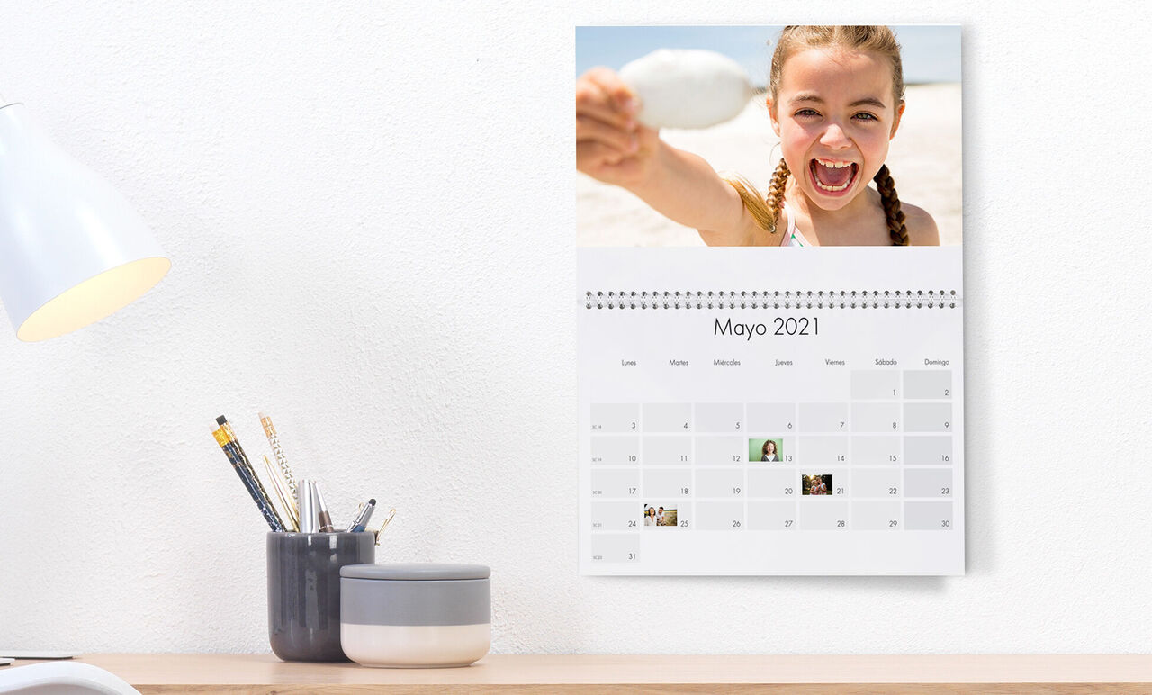 El calendario muestra mayo de 2021 con fotos hermosas. Un niño sostiene una concha al frente.