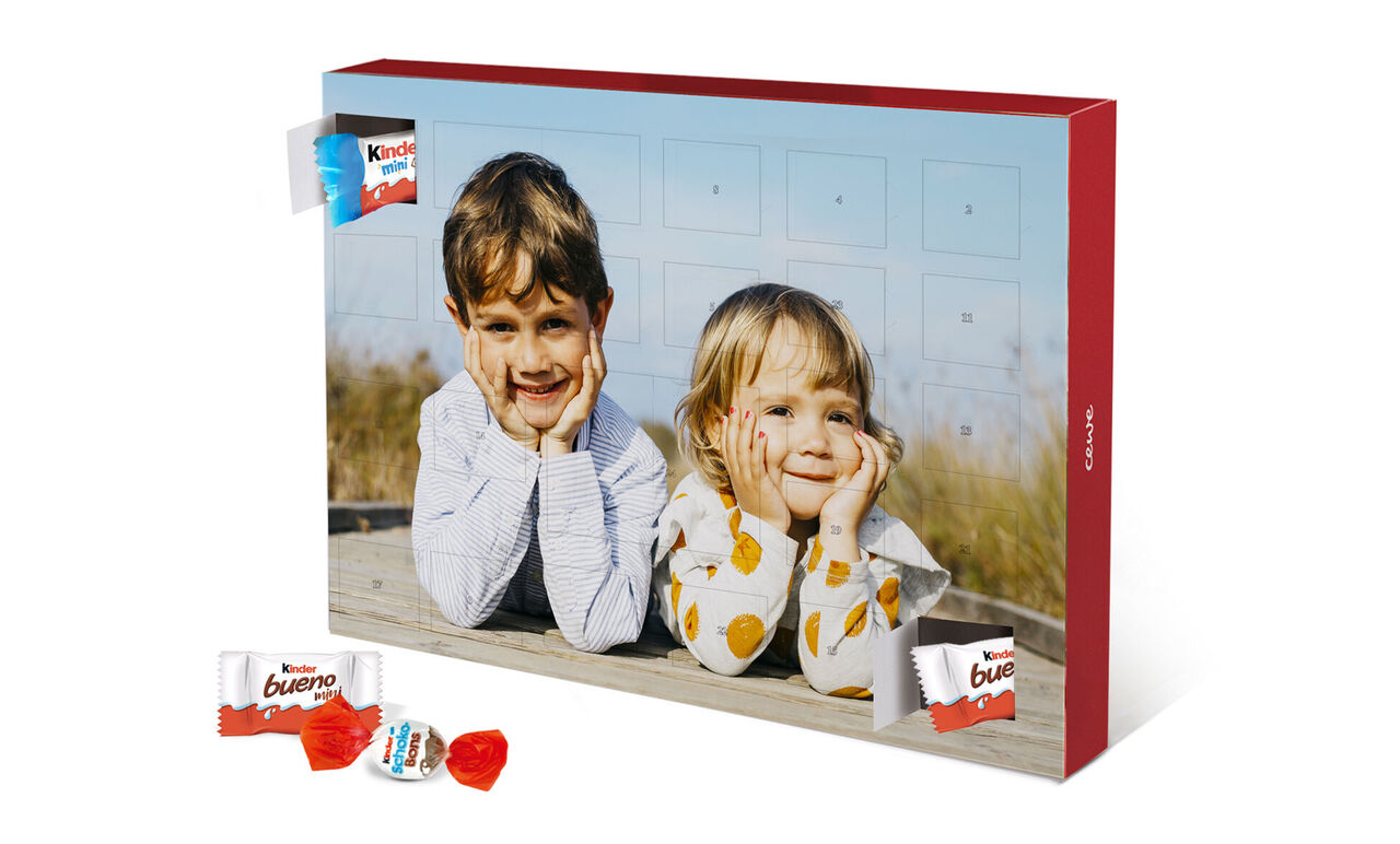 Dos niños sonríen felices frente a un fondo colorido con dulces.