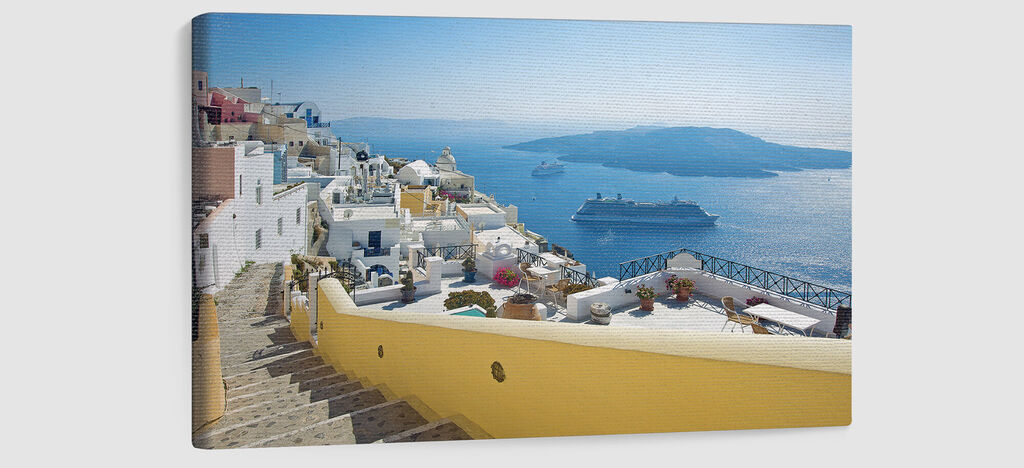 Hermoso cuadro con vista a la costa de Santorini, casas blancas y mar azul con barcos.