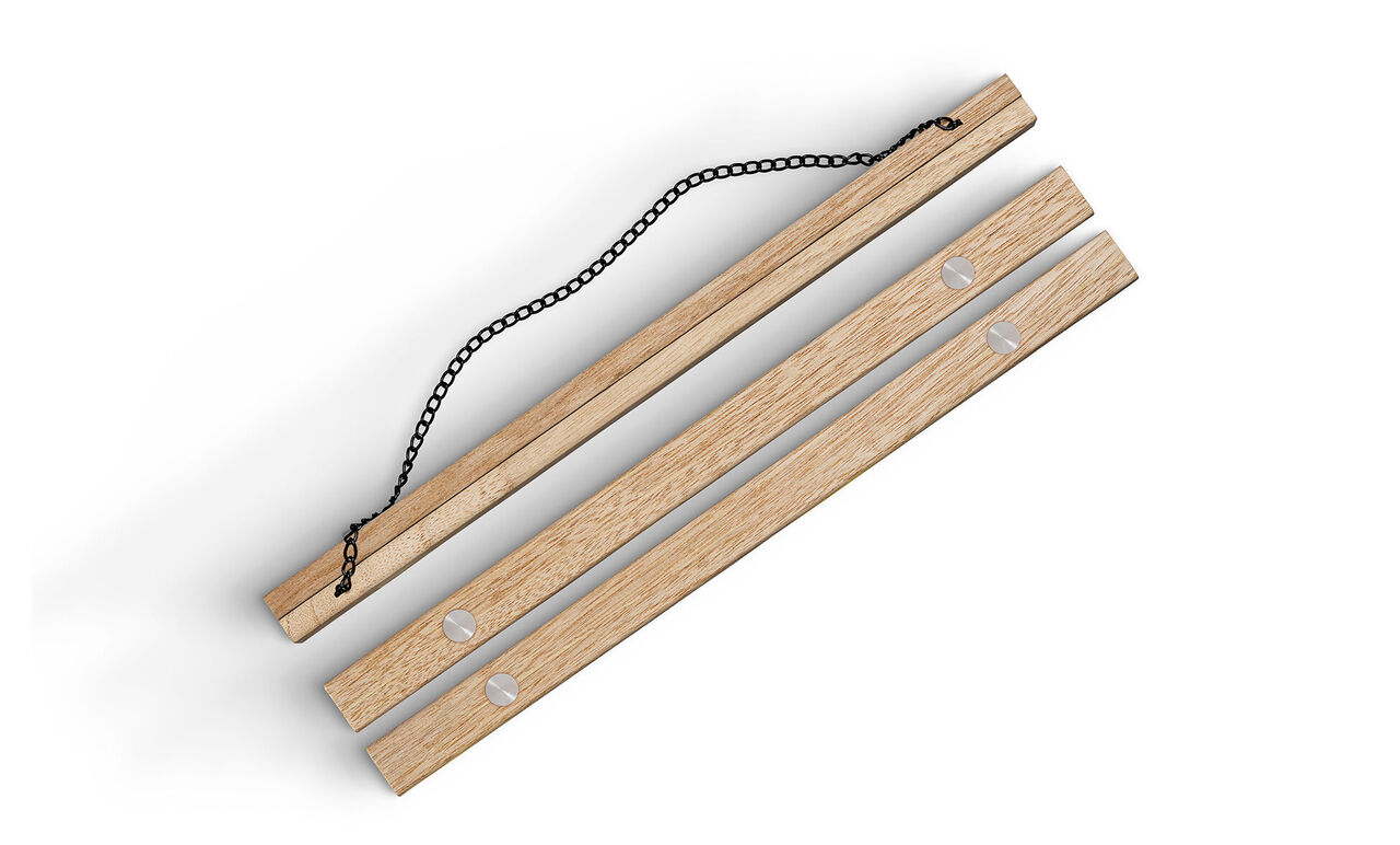 Dos listones de madera beige con soportes y cadenas para imágenes de pared