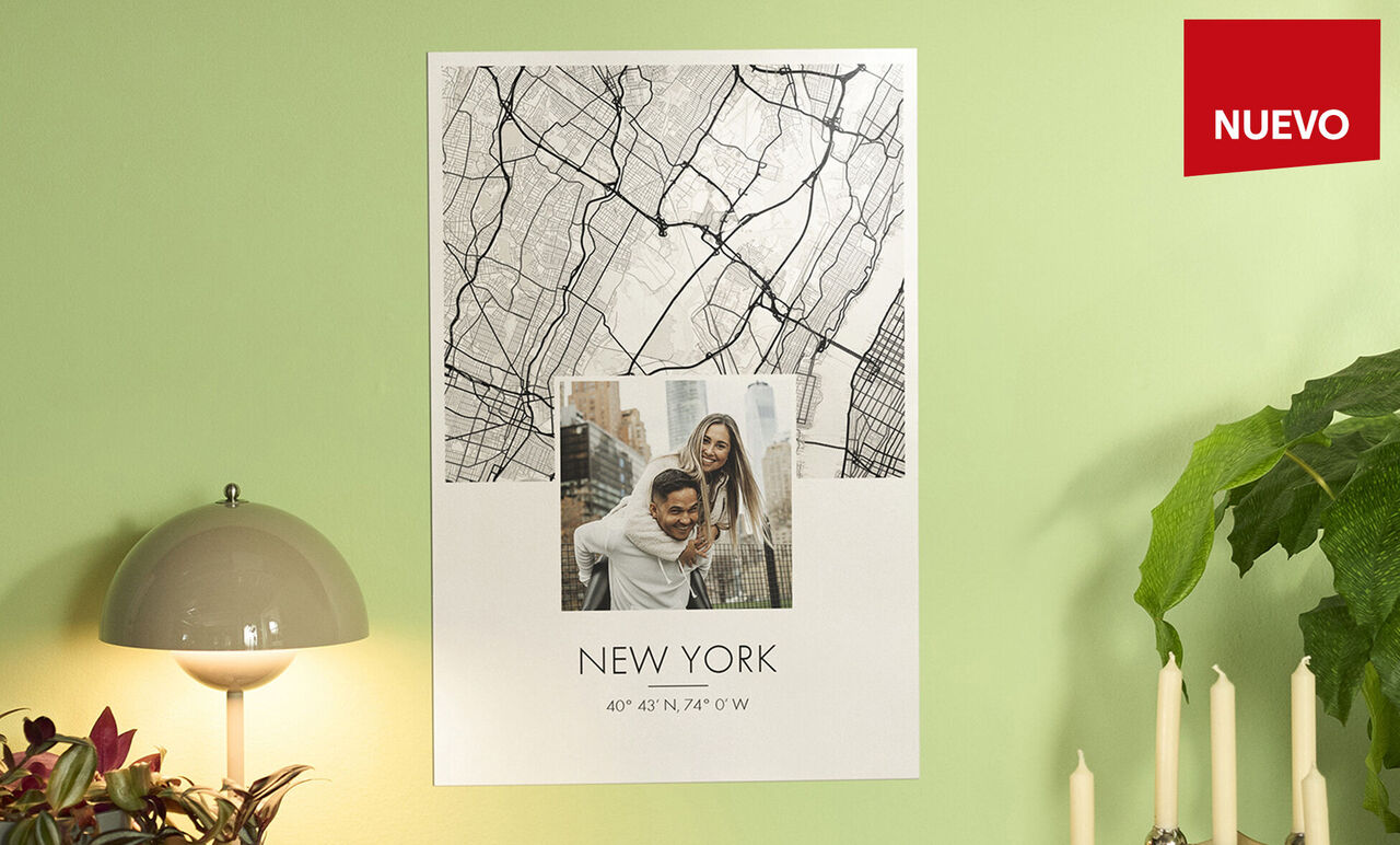 Cuadro de Nueva York con un mapa de la ciudad y una familia feliz sin rostro.