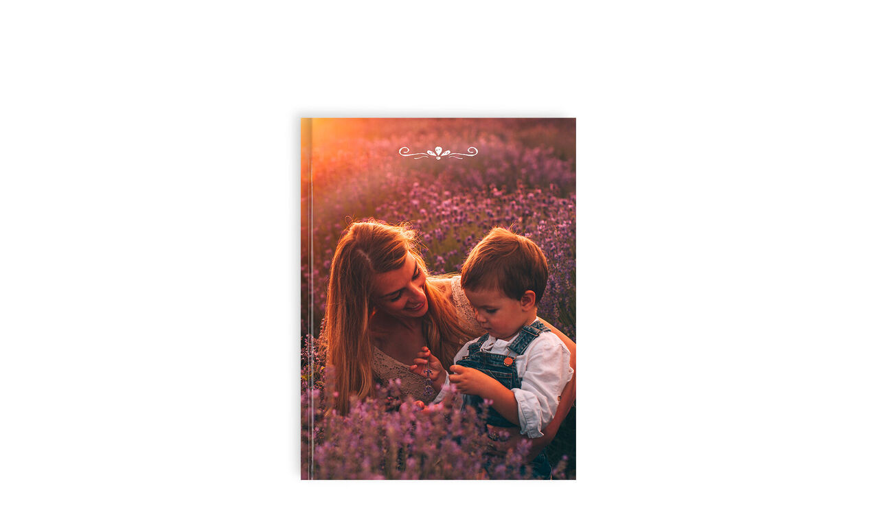 Dos niños sentados en un campo florecido de flores moradas disfrutando juntos del momento.