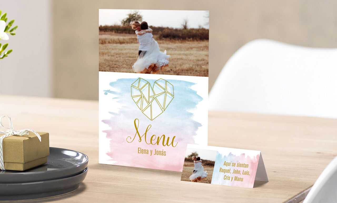 Un hermoso menú de boda con una imagen de una pareja en un campo y diseño con acuarelas.