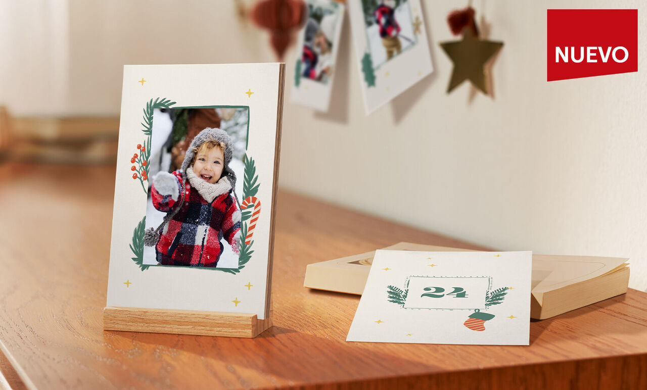 Calendario de Adviento con soporte de madera y papel totalmente reciclado
