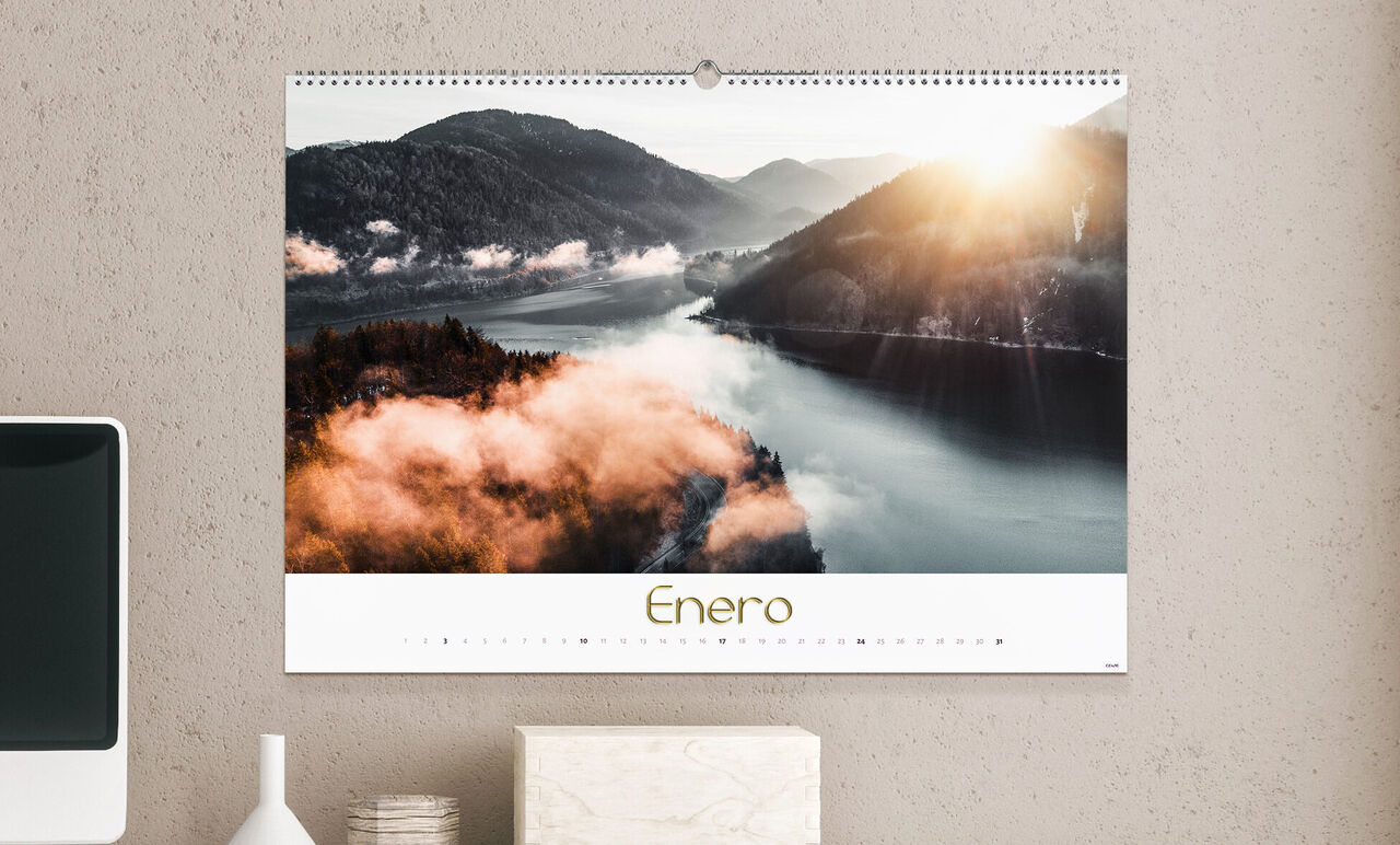 Calendario con paisaje de un río rodeado de montañas y niebla