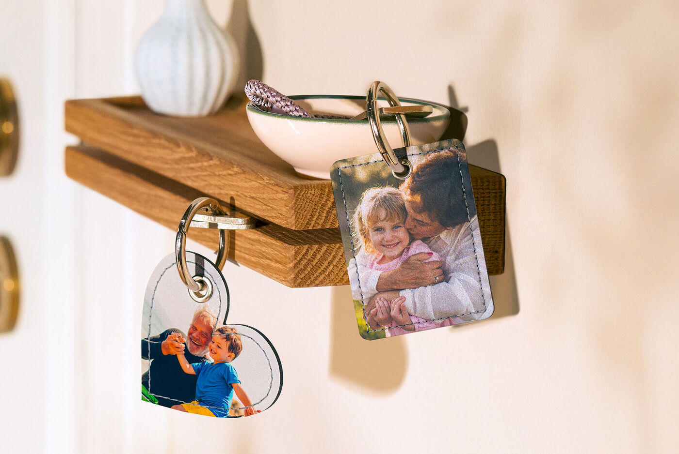 Llavero personalizado con fotos colgados en un soporte de madera en casa.