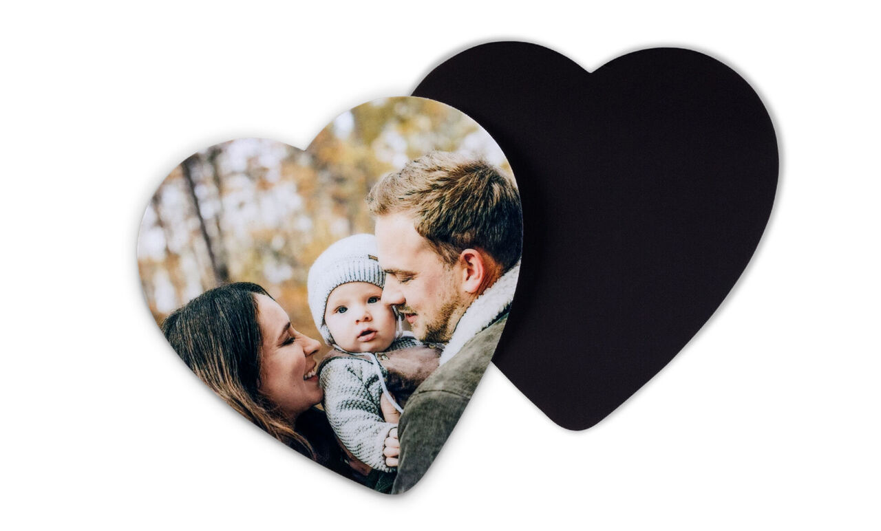 Accesorio fotográfico en forma de corazón con una conmovedora foto familiar.