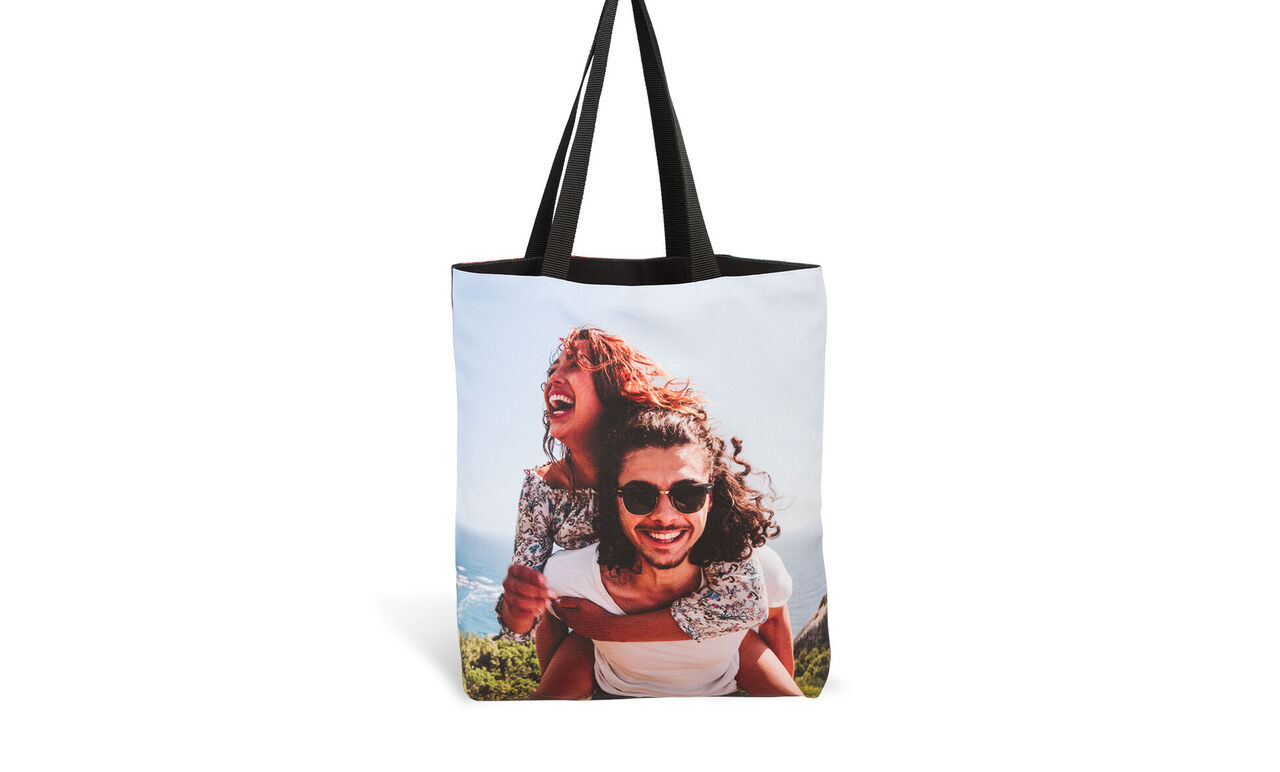 Bolso con una alegre imagen de una mujer y un niño.