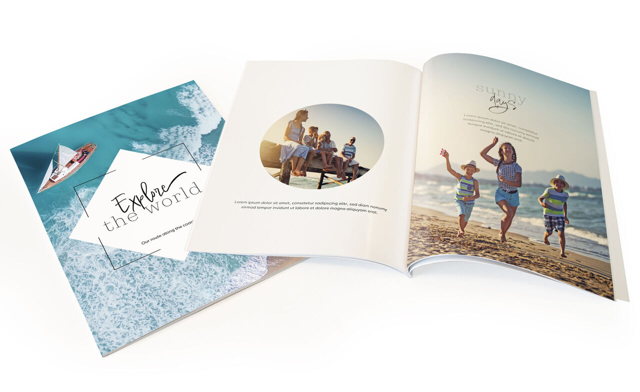 Un álbum abierto con fotos de vacaciones, lado izquierdo la portada con el título "Explora el Mundo"