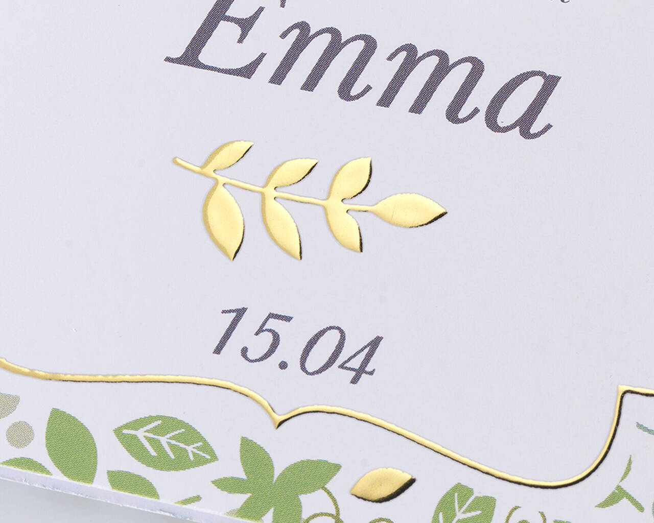 Una carta de invitación cuidadosamente diseñada para una ocasión especial con el nombre 'Emma' y un motivo de hojas doradas.