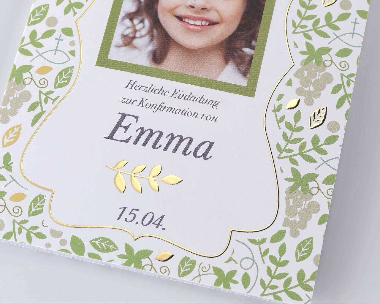 Diseño de invitación a la confirmación para Emma con patrón floral y acentos dorados
