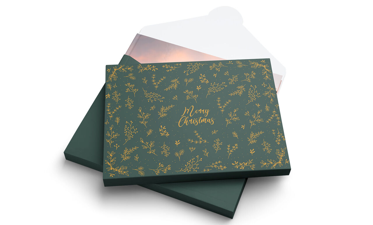 Hermosa tarjeta navideña verde con motivo dorado y 'Feliz Navidad'