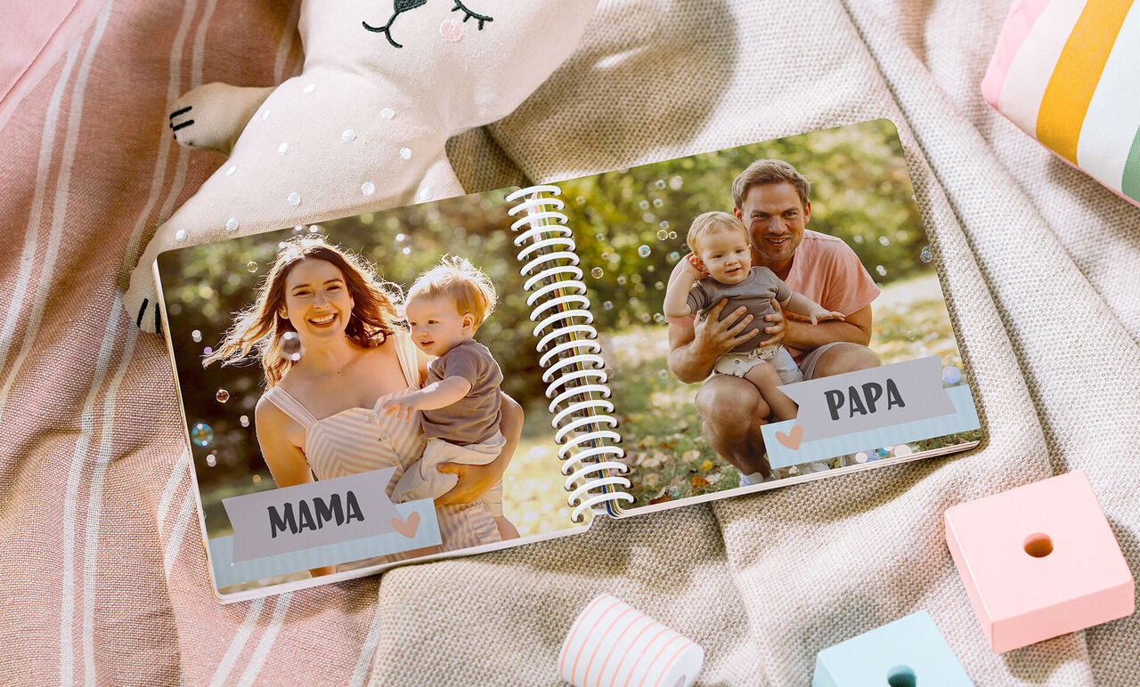 álbum de fotos para bebés con fotos con su padre y su madre.
