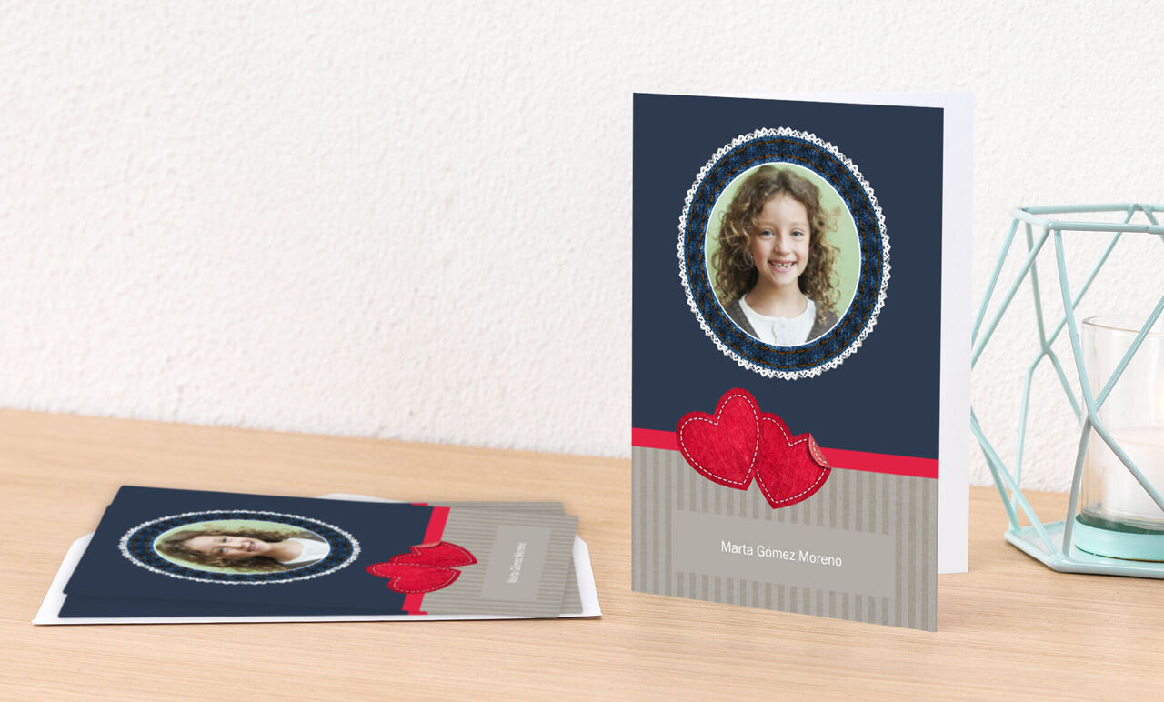 Una tarjeta de felicitación elegante con corazones y una foto. La tarjeta es de color azul oscuro con un borde ornamental.