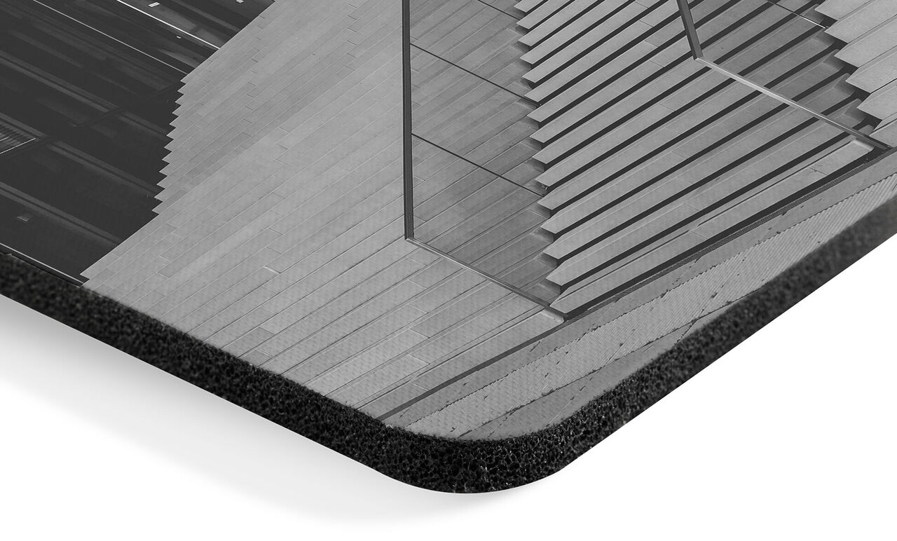 Close-up de una obra de arte de alta calidad con una moderna escalera en blanco y negro