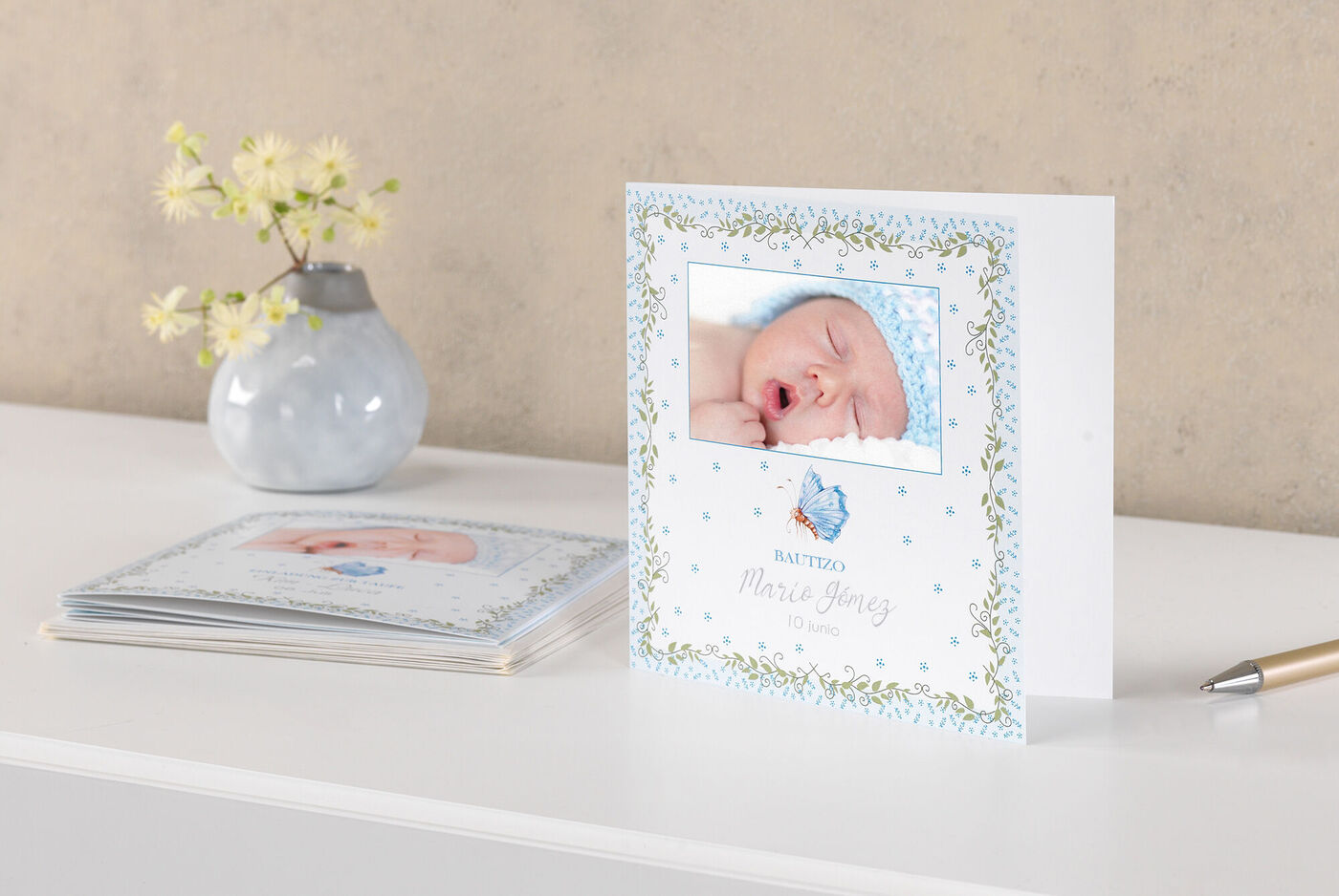 Un hermoso marco de recuerdos personalizado con una dulce foto de bebé en azul y un diseño encantador