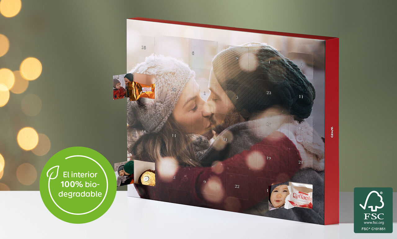 Calendario de adviento con puertas bellamente decoradas y ornamentos navideños