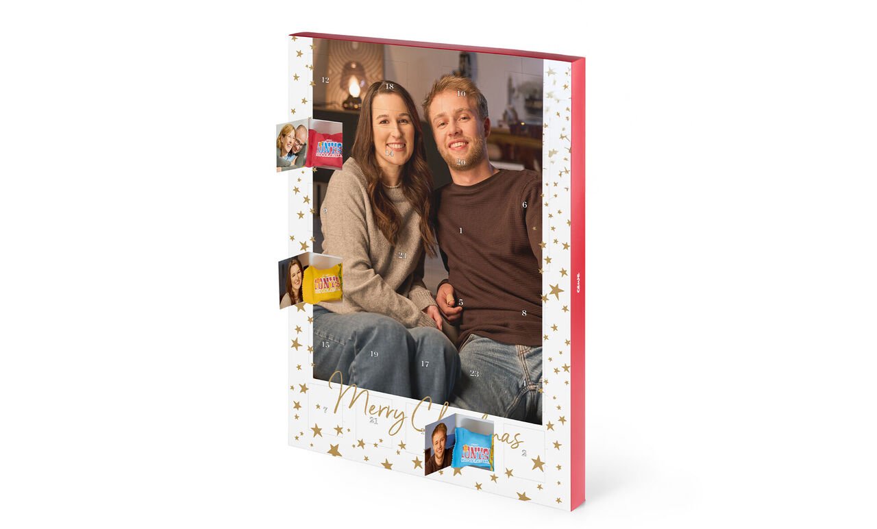 Una pareja en un marco con motivos navideños y fotos personales, enmarcados por estrellas doradas