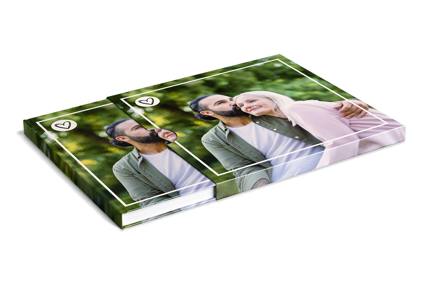 Un álbum que muestra a dos personas sonrientes abrazándose, felices. Al fondo, árboles verdes difuminados.