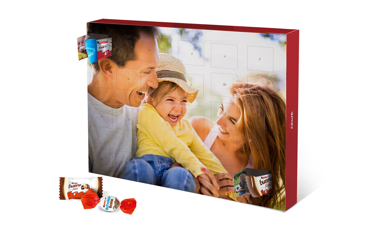 Un calendario de Adviento festivo con rellenos de chocolate. Niño feliz entre adulto y padre.