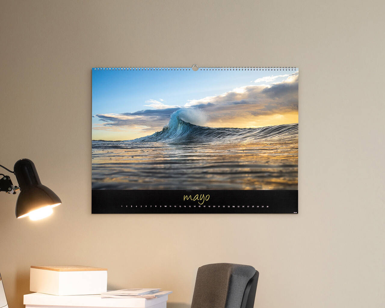 Un impresionante rompeolas al atardecer, capturado en un calendario CEWE.