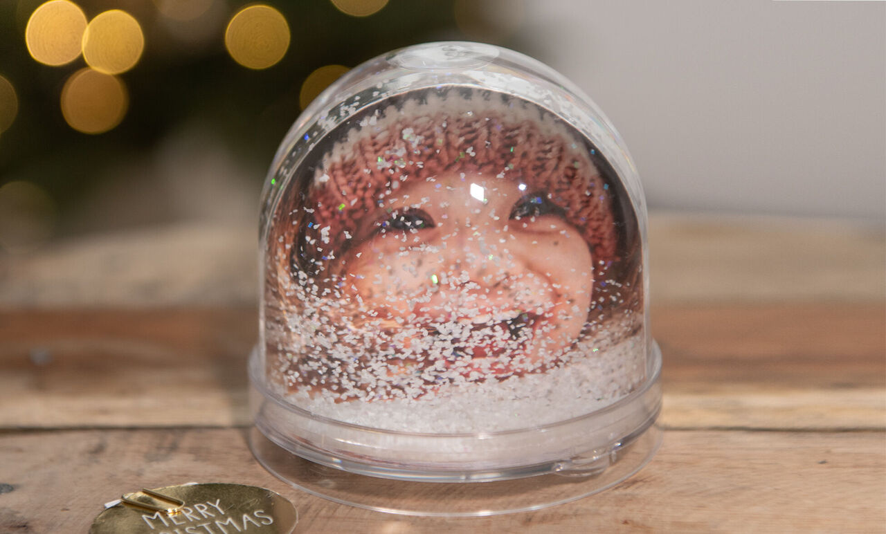 Bola de nieve con motivo invernal y decoración festiva