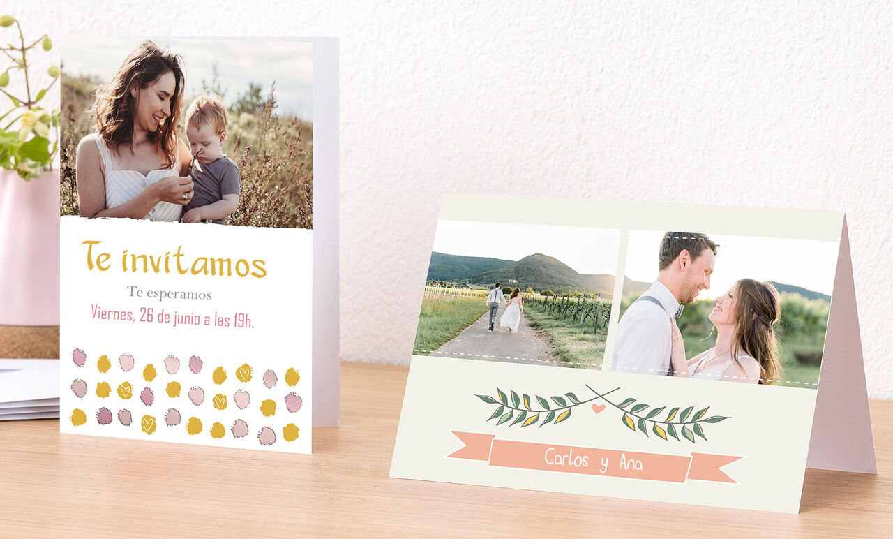 Dos tarjetas de saludo amorosas en una mesa, una con texto de invitación y la otra con fotos.