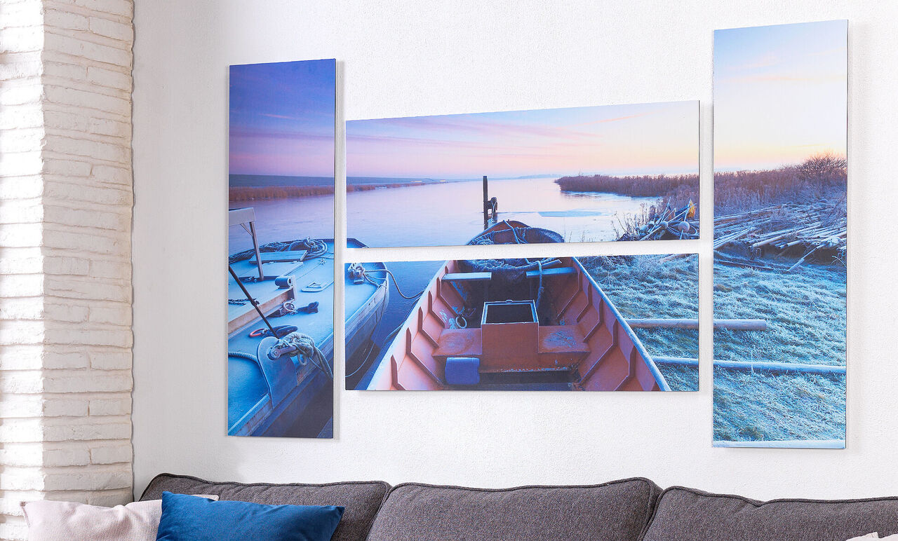Paisaje con barcos en el agua y suaves colores del amanecer