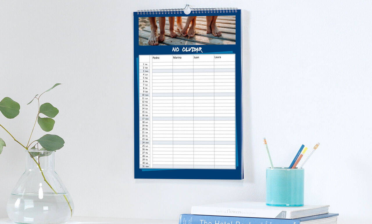 Un práctico calendario de pared con vista clara y un borde azul, ideal para la planificación.