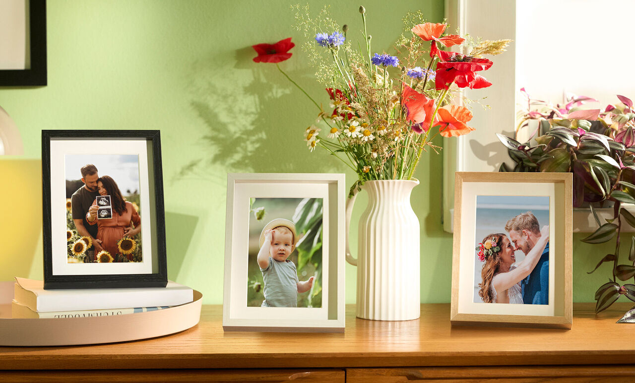 fotos enmarcadas en una mesa con recuerdos familiares.