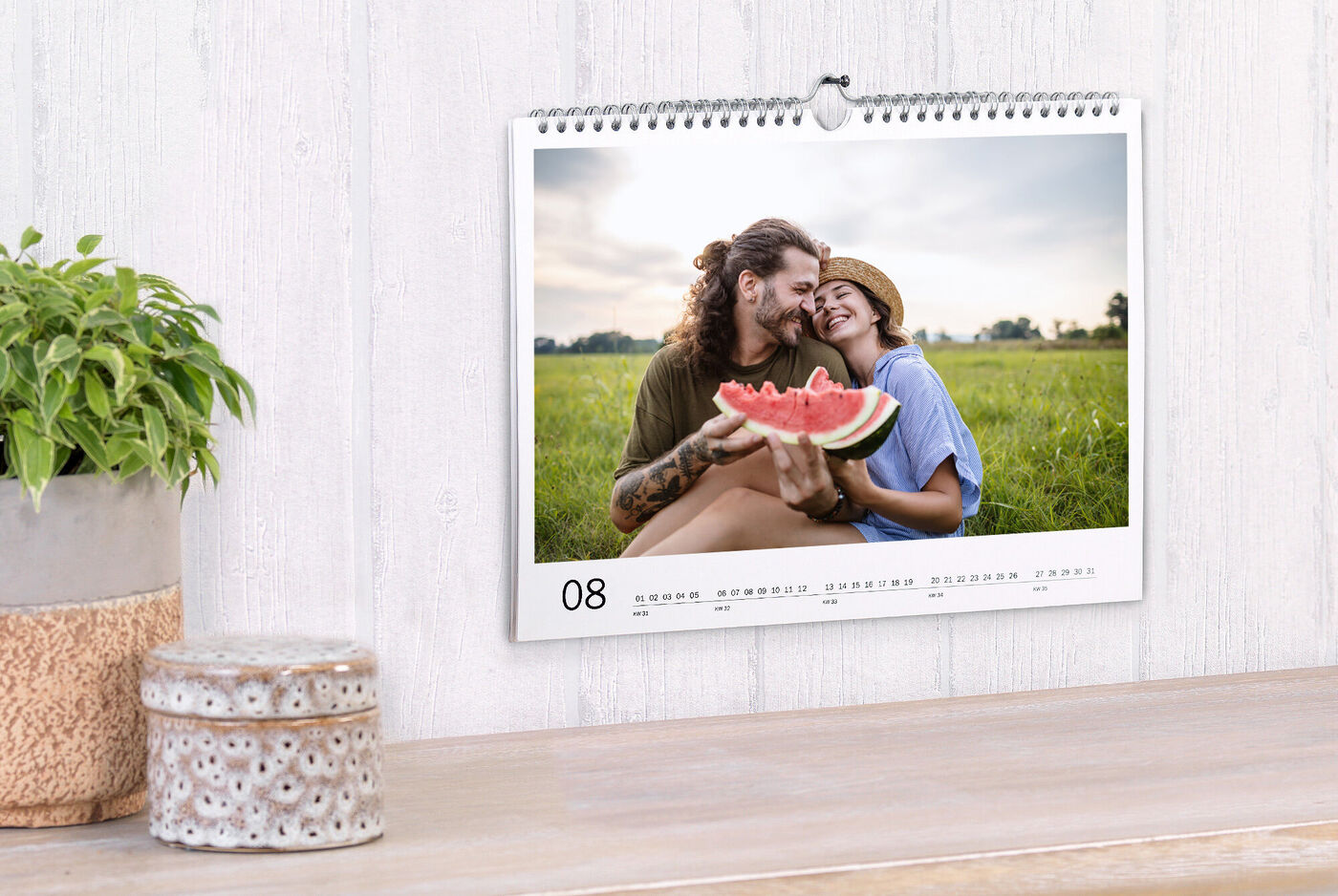Página de calendario con una pareja feliz y sandía al aire libre.