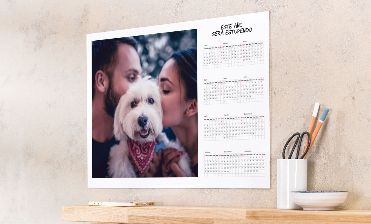 Calendario con un perro lindo y dos personas. El perro lleva un pañuelo.