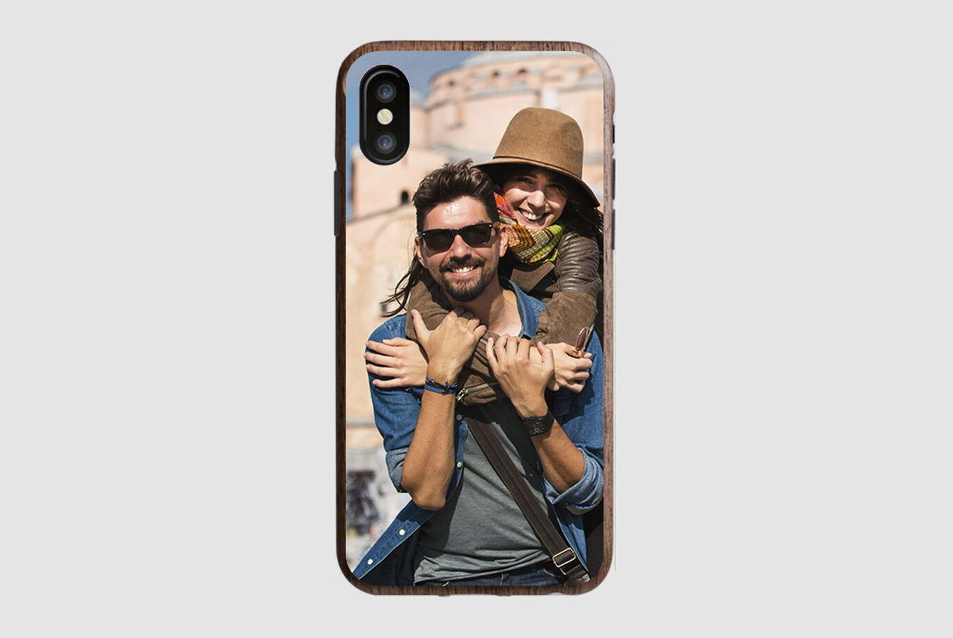 Una pareja feliz se abraza con alegría ante un hermoso paisaje.