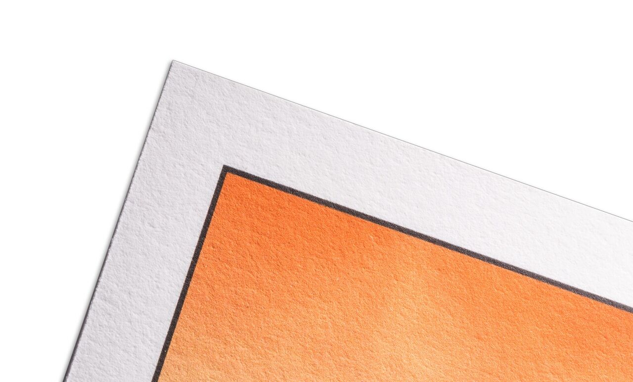 Primer plano de un cartel naranja con borde texturizado.
