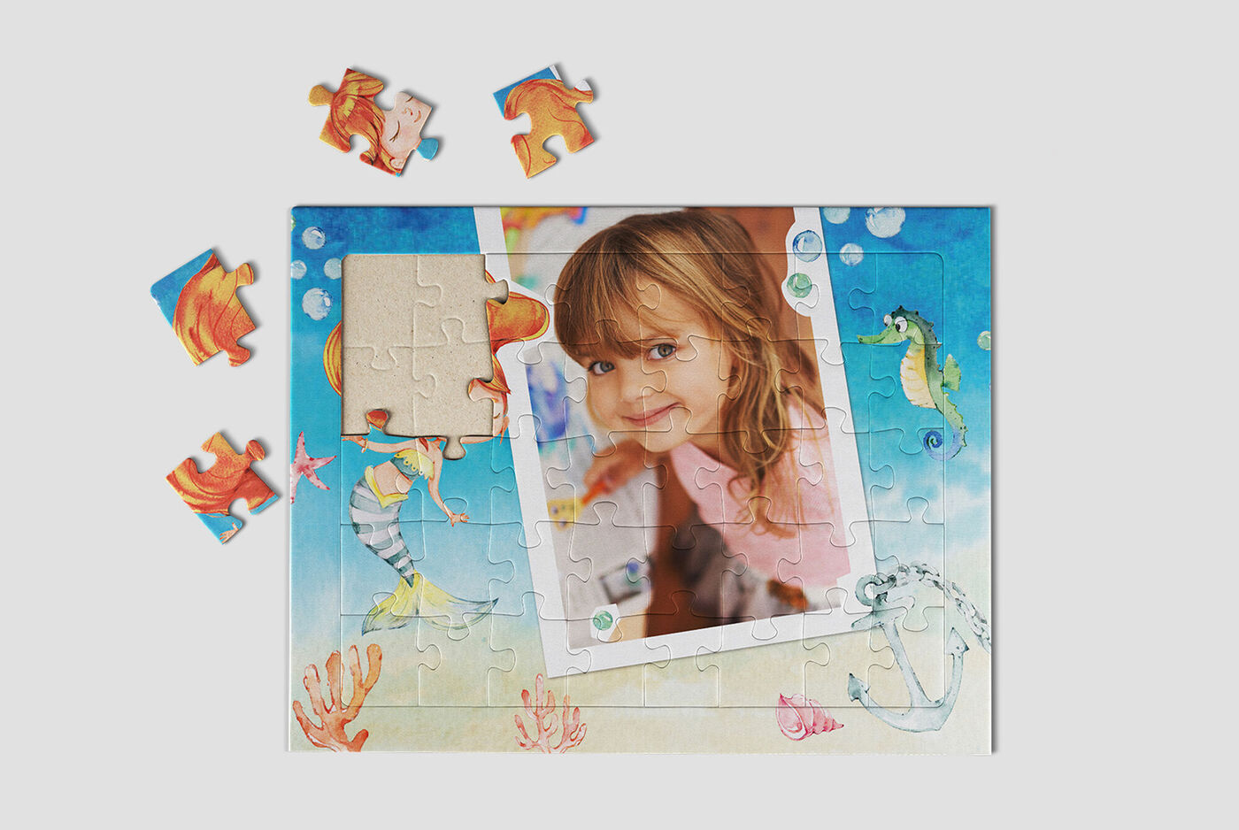 Un puzzle de 40 piezas para niños diseñado con coloridos animales marinos y un espacio para una foto personal.