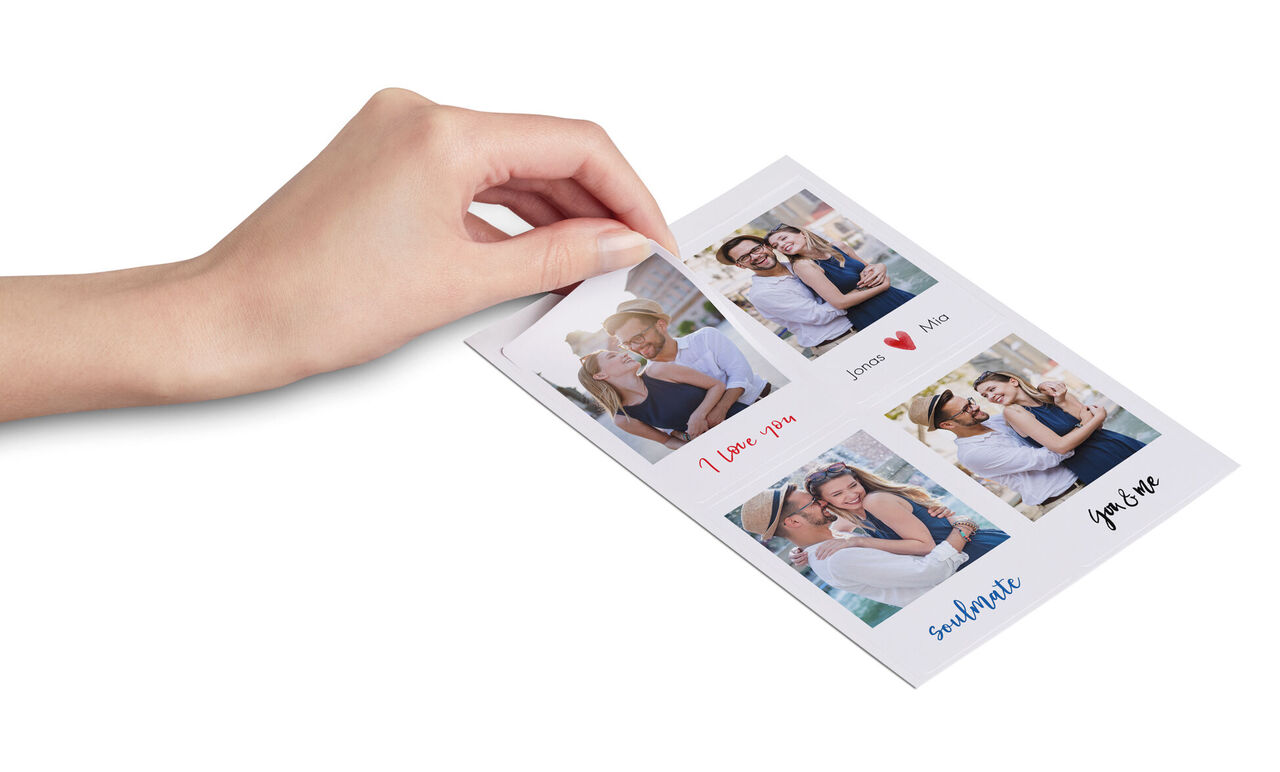 Una mano sostiene una tarjeta de felicitación decorativa con fotos de parejas y un mensaje cálido.