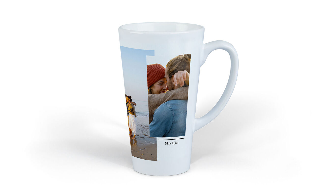 Personas muestran afecto en la playa con una taza personalizada de CEWE