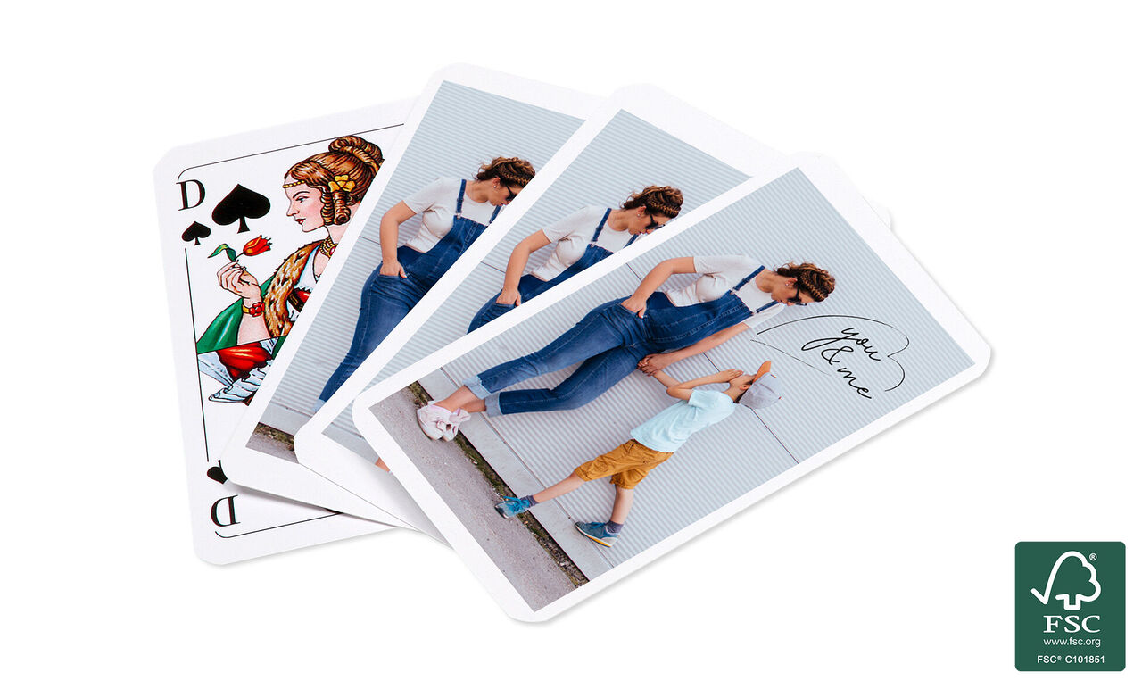 Escena divertida con madre jugando cartas con su pequeño. Cartas coloridas con ilustraciones creativas.