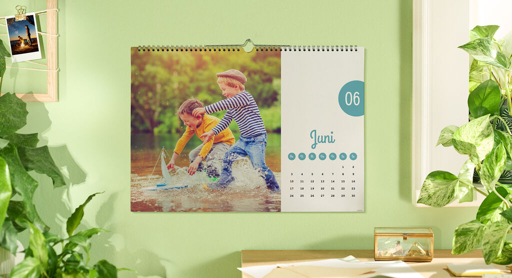 Un colorido calendario muestra a dos niños jugando en el agua en un día soleado. Es enero.
