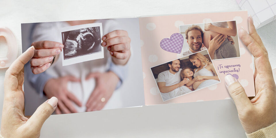 Dos páginas abiertas de un álbum con tiernas fotos familiares