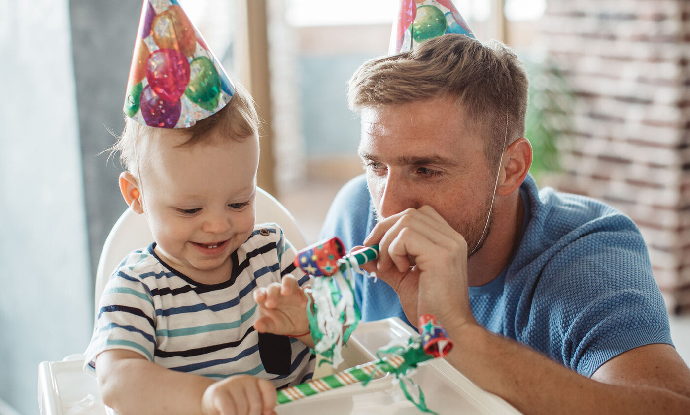 padre y bebé abriendo un regalo.