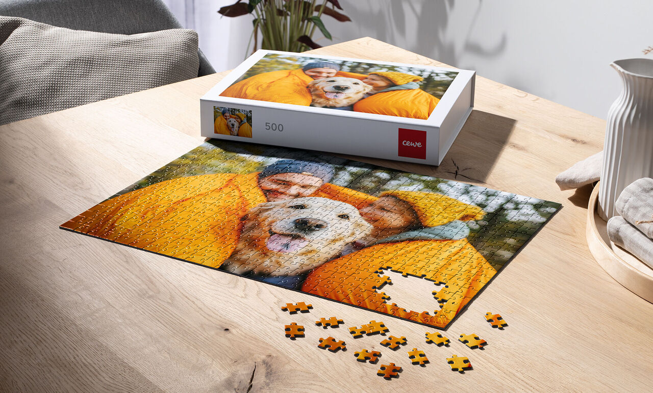 Juego de rompecabezas con imagen de familia feliz y perro en chaquetas amarillas