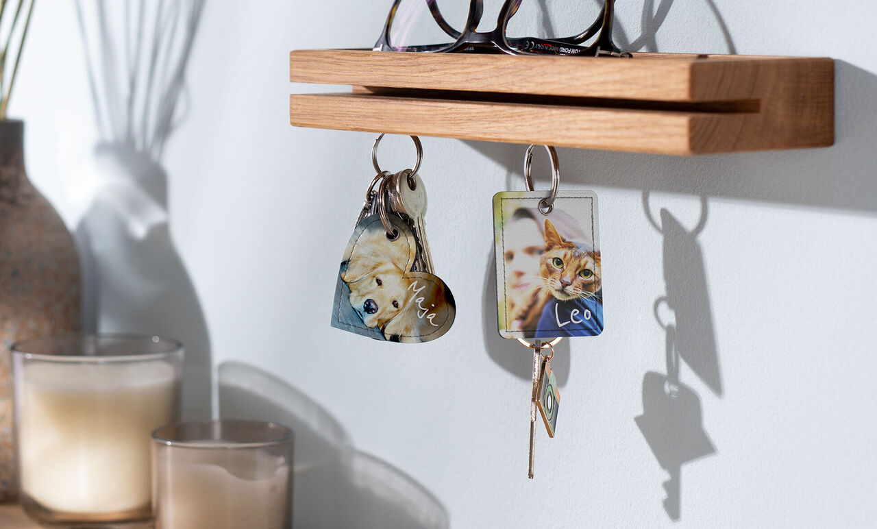 Llavero de fotos personalizado y colgando de un mueble
