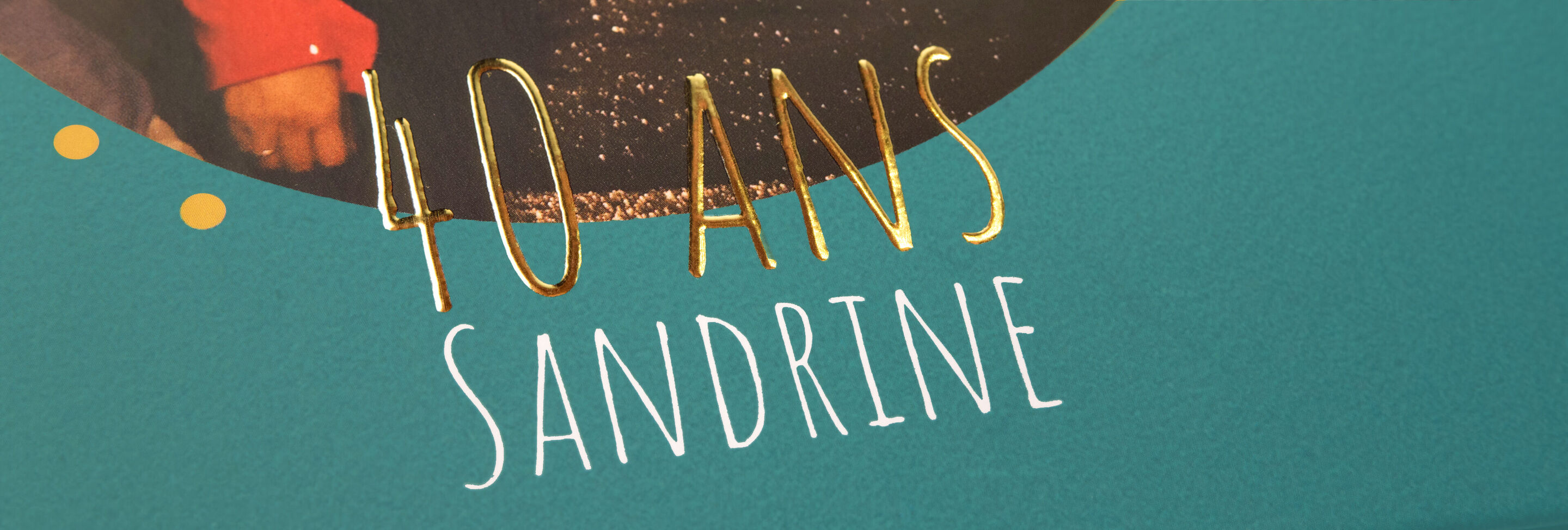 Parte de un diseño creativo con el texto '40 ANS SANDRINE' en dorado sobre fondo azul