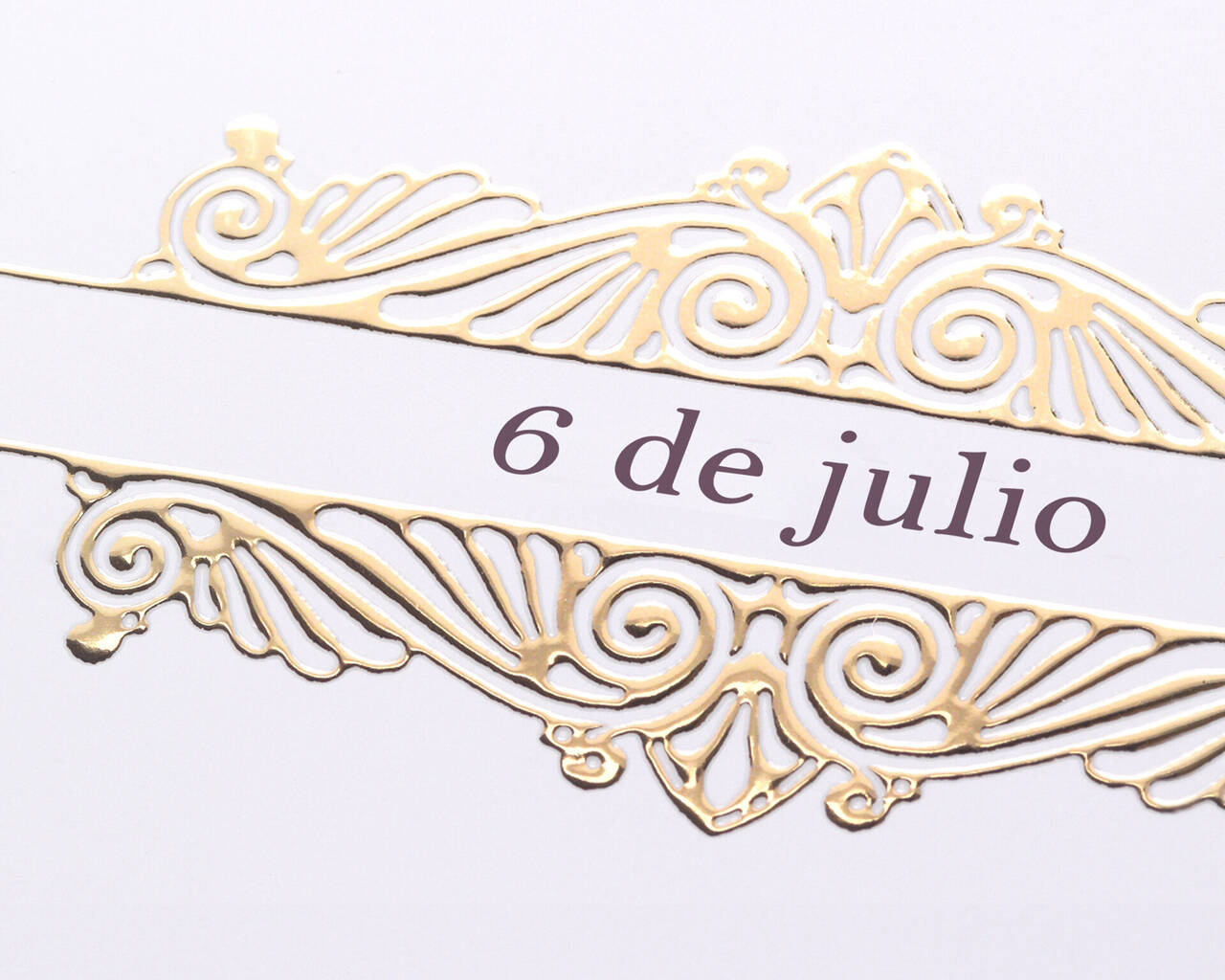 Elegante decoración dorada con la fecha 6 de julio