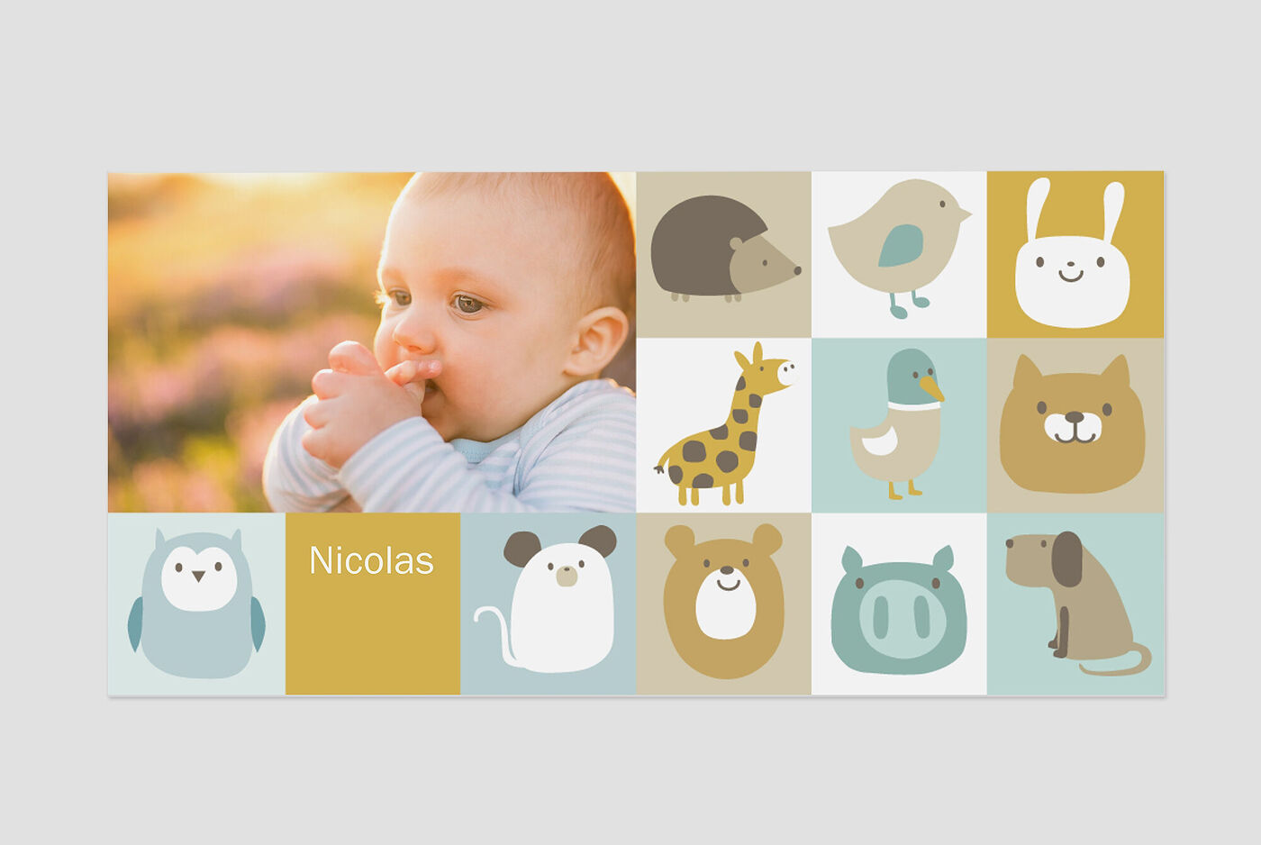 Un encantador diseño con símbolos de animales de colores y un nombre en el centro.