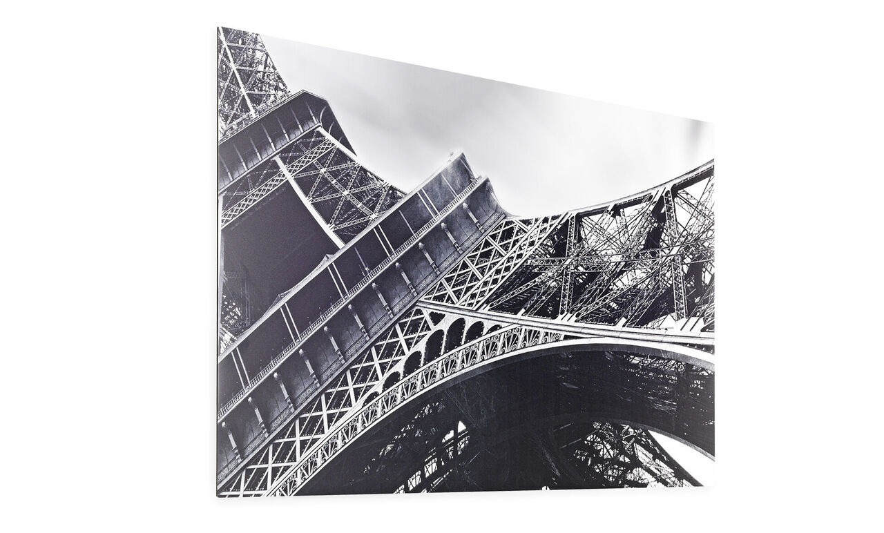 Imagen en blanco y negro de la Torre Eiffel con vista a la estructura y arcos