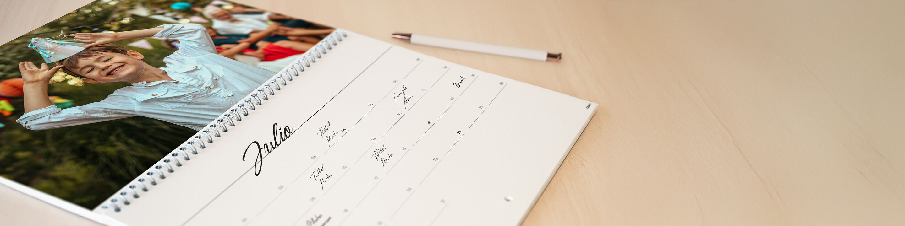 Calendarios personalizados con las mejores fotos, resume tu año juntado todos tus recuerdos y organiza tu vida.